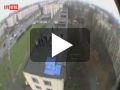 Un saut énorme depuis le toit des immeubles